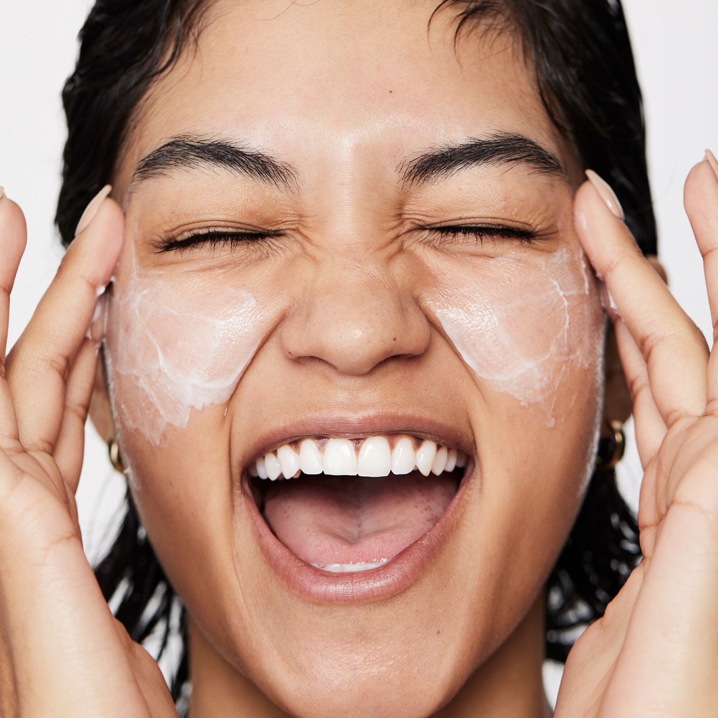 pure-skin-moisturizer-e3 040822_Model_Pure-Moisturizer_200_RT2-V1_RGB040822_Model_Pure-Moisturizer_200_RT2-V1_V1_IGF.jpg