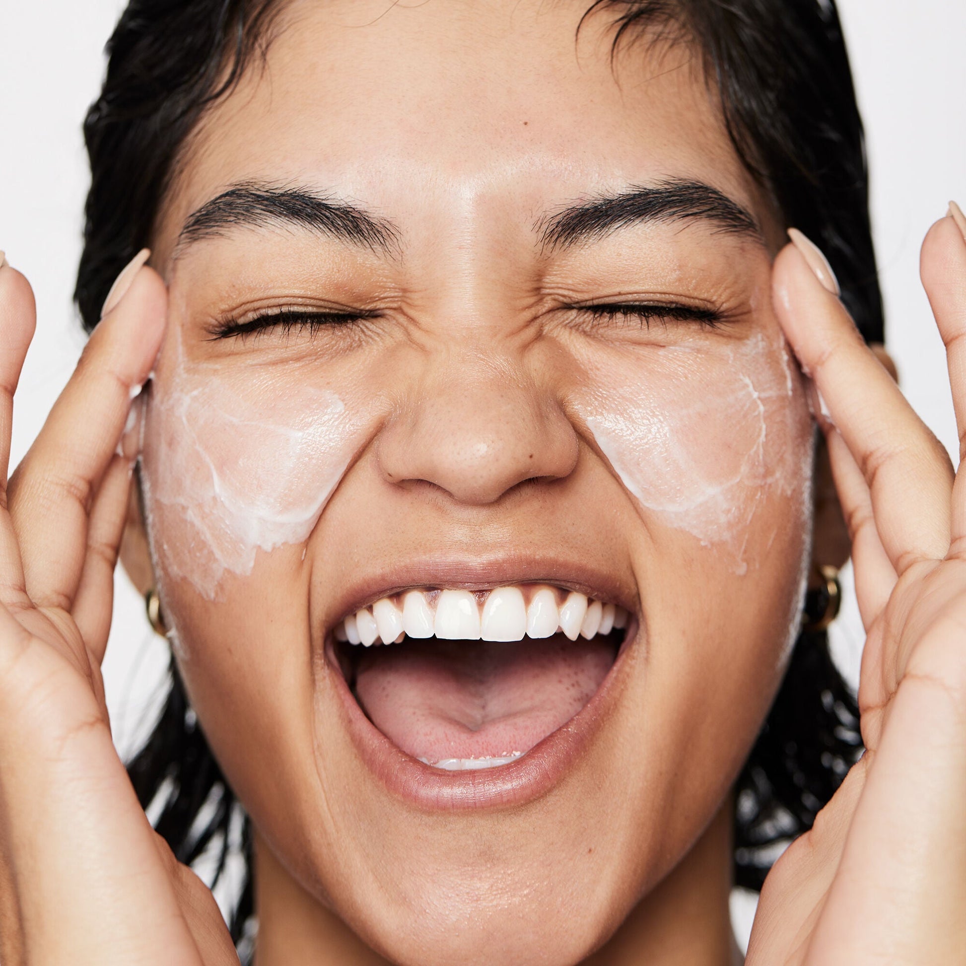 pure-skin-moisturizer-e3 040822_Model_Pure-Moisturizer_200_RT2-V1_RGB040822_Model_Pure-Moisturizer_200_RT2-V1_V1_IGF.jpg