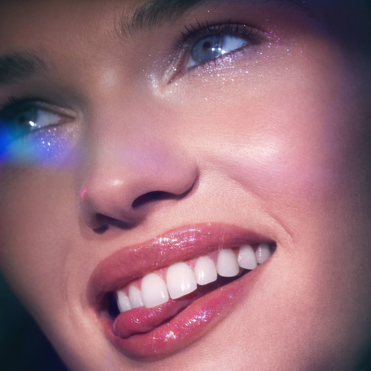 glow-reviver-lip-oil-glimmer-i3 053124_Lily_LipOil_OFace_FineAsFleck_0315_v4_RGB_IGF.jpg