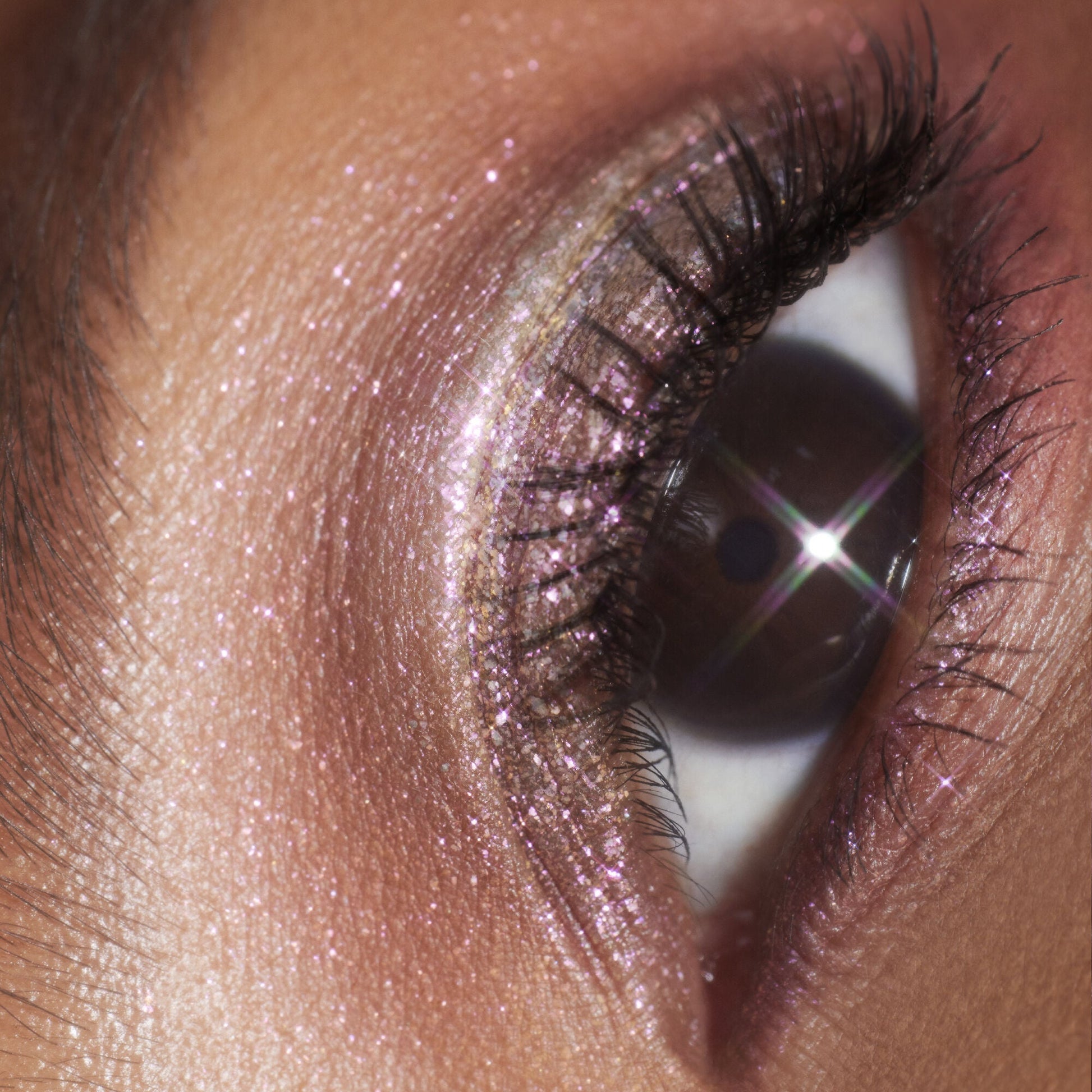 duochrome-liquid-eyeshadow-b2 061223_Chi_SparkPink_0023_FINAL_RGB_IGF.jpg