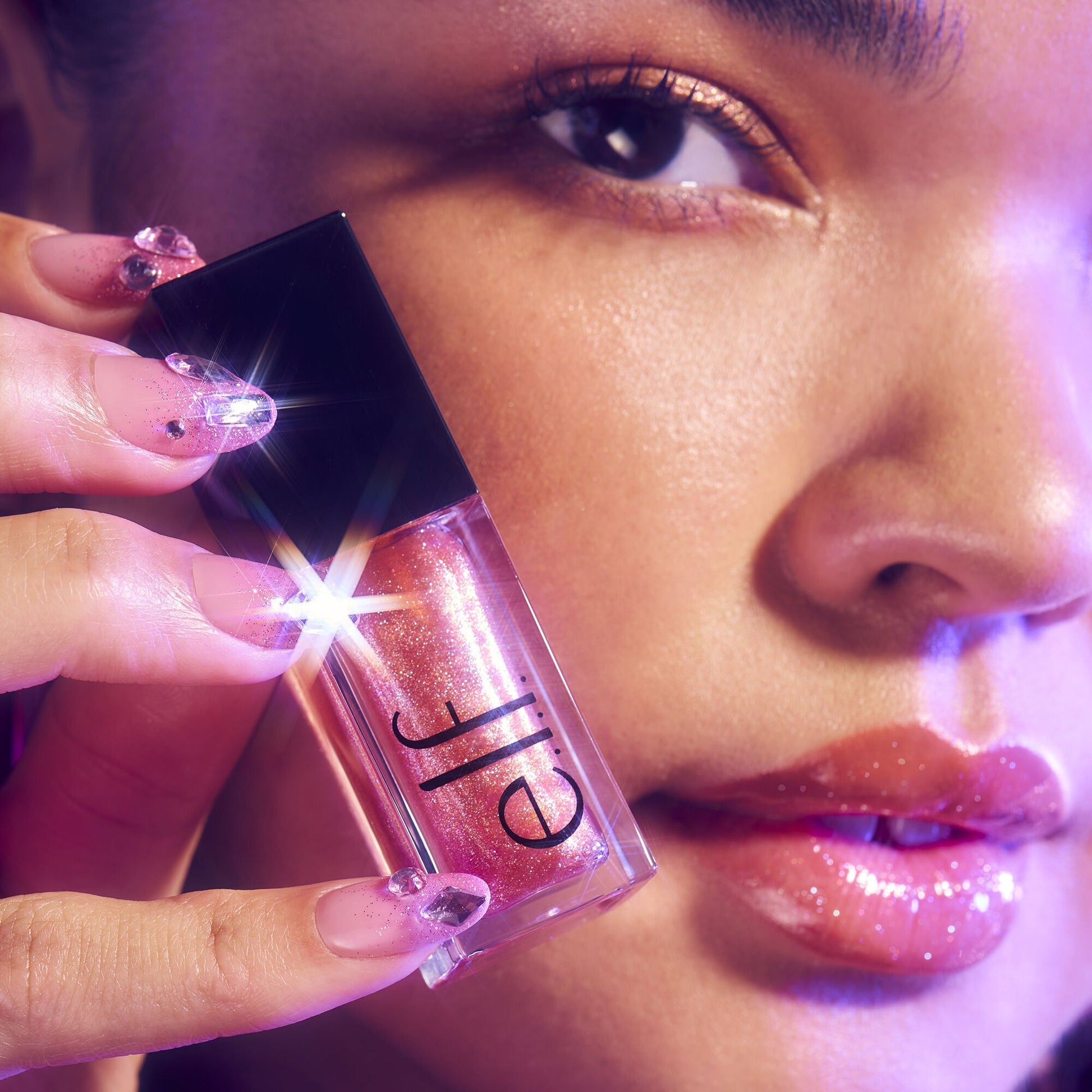 glow-reviver-plumping-lip-oil-s8 072225_Breanna_LipPlump_0391_2000x2000_0613e084-a418-44f9-b40d-c461b7a4b6db.jpg