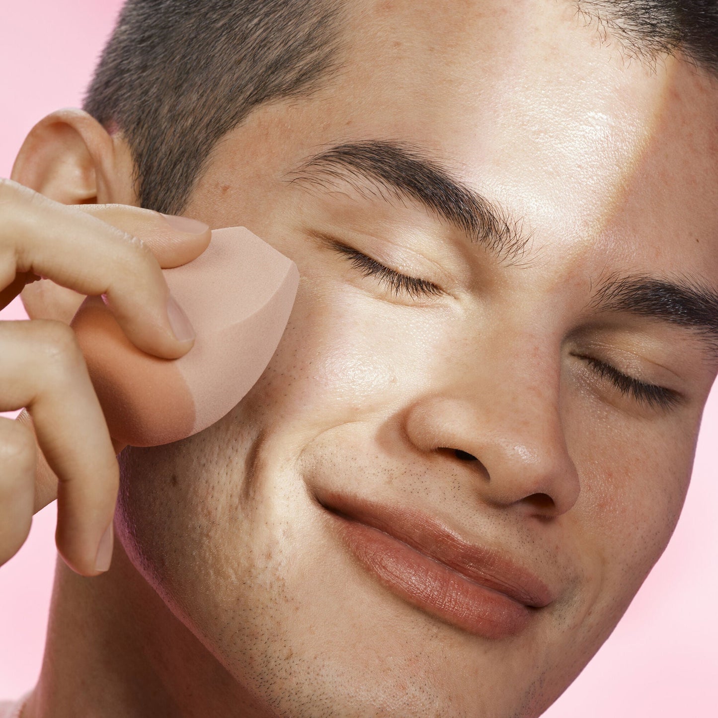 halo-glow-angled-silicone-face-sponge-d7 102124_HGST_Alfredo_Application_0134_v2_RGB_IGF.jpg