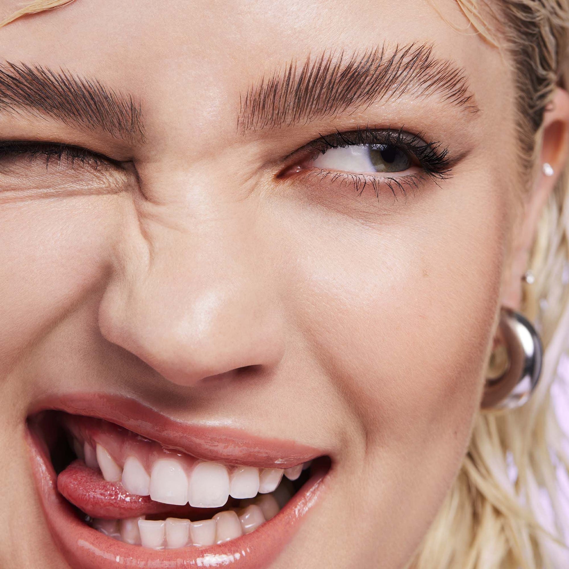 brow-laminating-gel-s4 110923_Genevieve_BrowGel_App-Vibe_6982_RGB_IGF.jpg