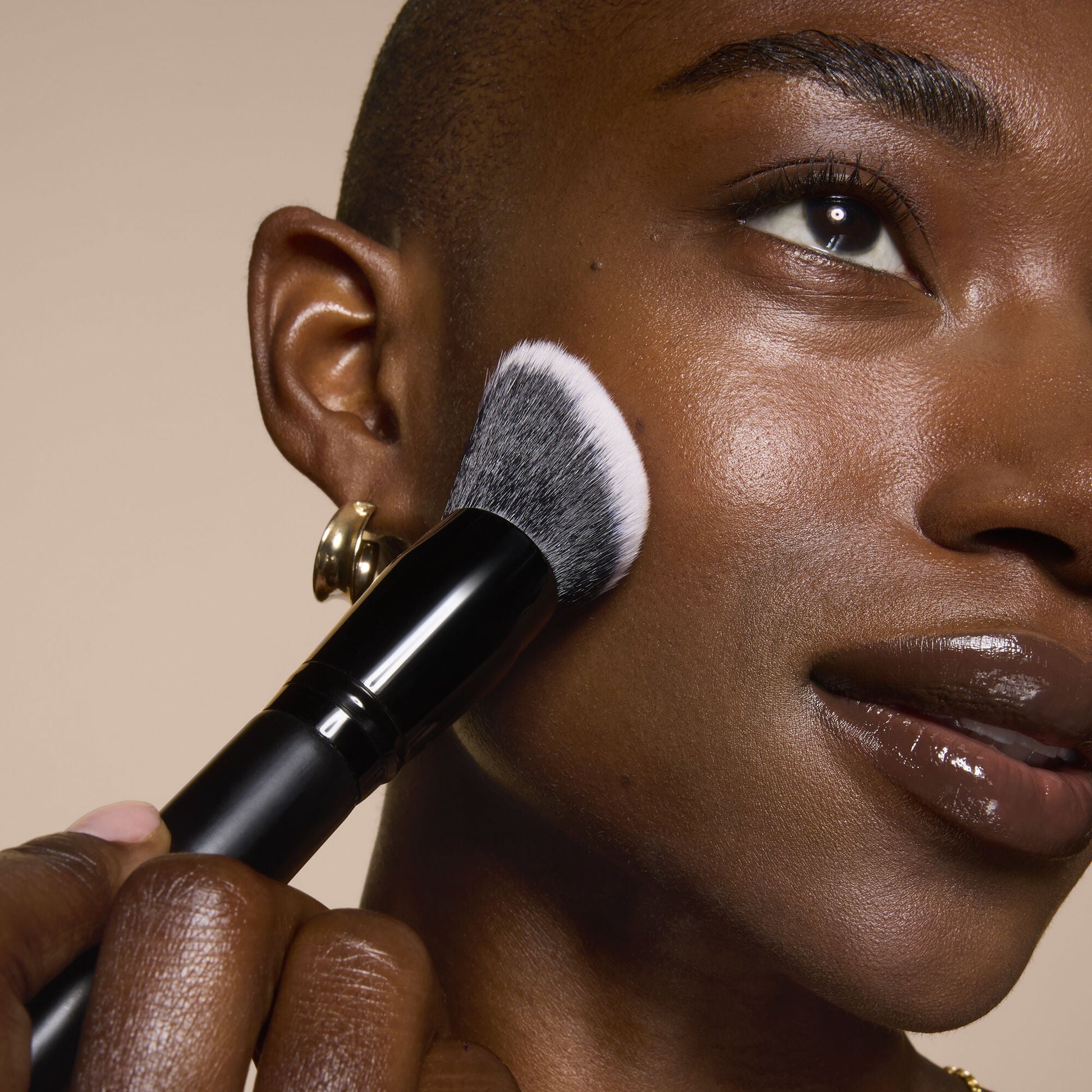 smooth-swipe-foundation-brush-l4 81456_MOM_SMOOTH_SWIPE_FOUNDATION_BRUSH_TOOL_SHOT_IYANNA_0169_V4.jpg