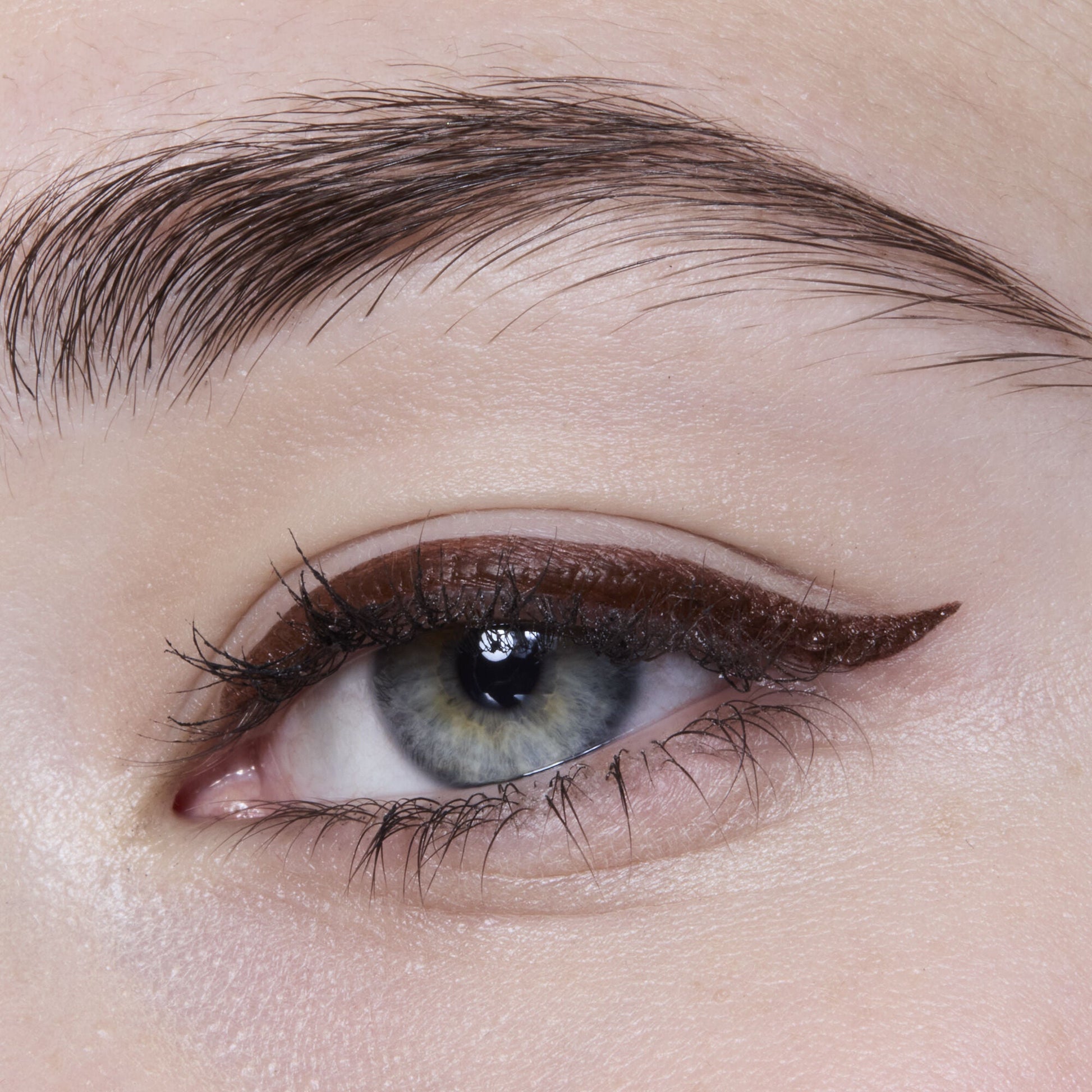 h2o-proof-eyeliner-pen-t5 81606_H20_PROOF_EYELINER_20PEN_CHESTNUT_MOM_BROWN_JORDAN_0029_v3.jpg