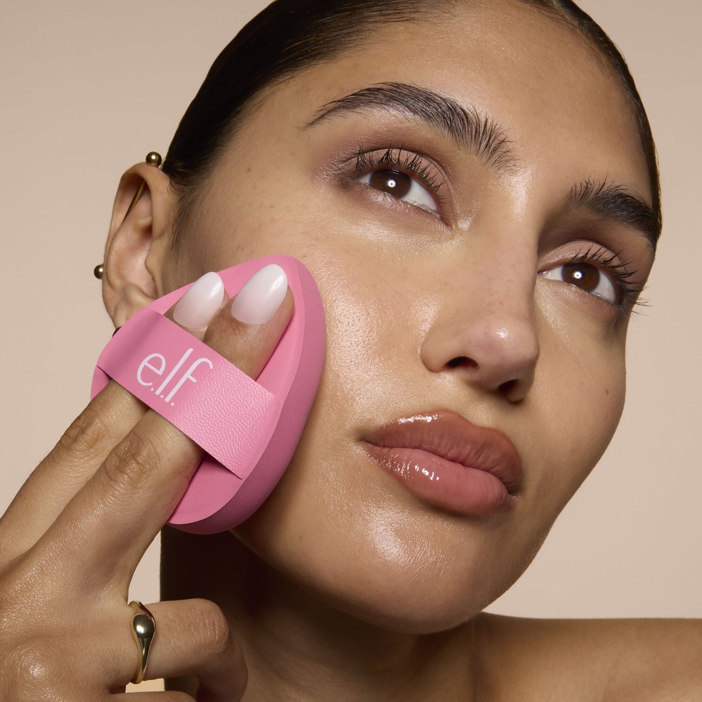 pillow-puff-foundation-sponge-t1 81838_MOM_PILLOW_PUFF_FOUNDATION_SPONGE_TOOL_SHOT_SONALI_0126_V2.jpg