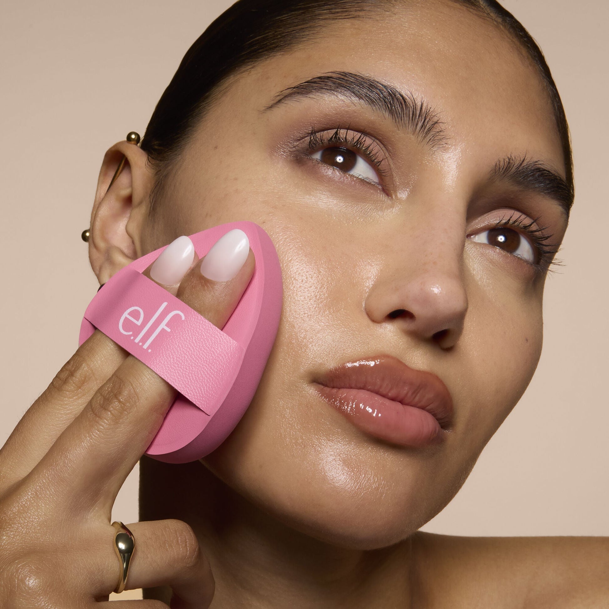 pillow-puff-foundation-sponge-t1 81838_MOM_PILLOW_PUFF_FOUNDATION_SPONGE_TOOL_SHOT_SONALI_0126_V2.jpg