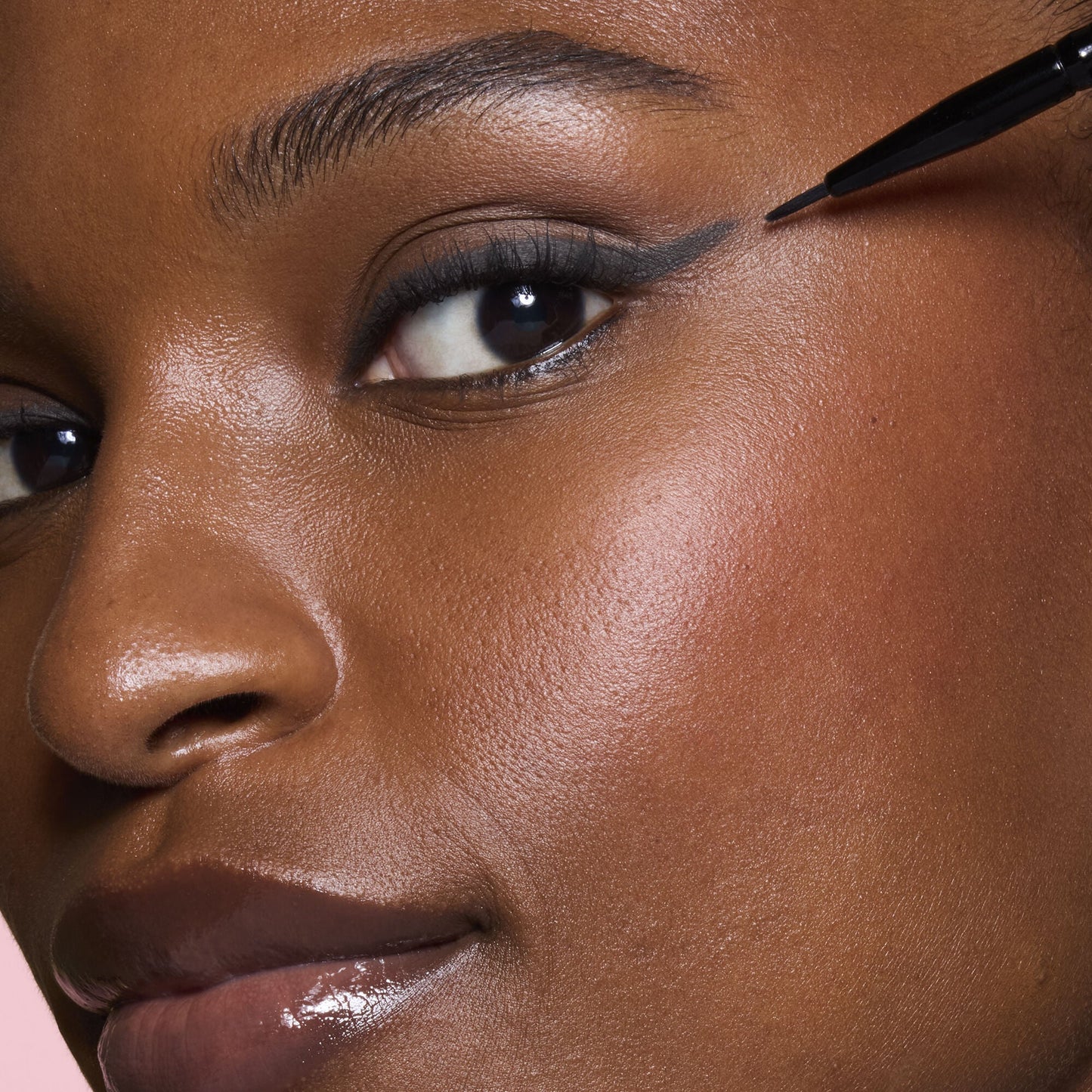 ultra-fine-eyeliner-brush-d8 81915_ULTRA_FINE_EYELINER_BRUSH_TOOL_SHOT_MOM_TSHECA_0120_v2.jpg