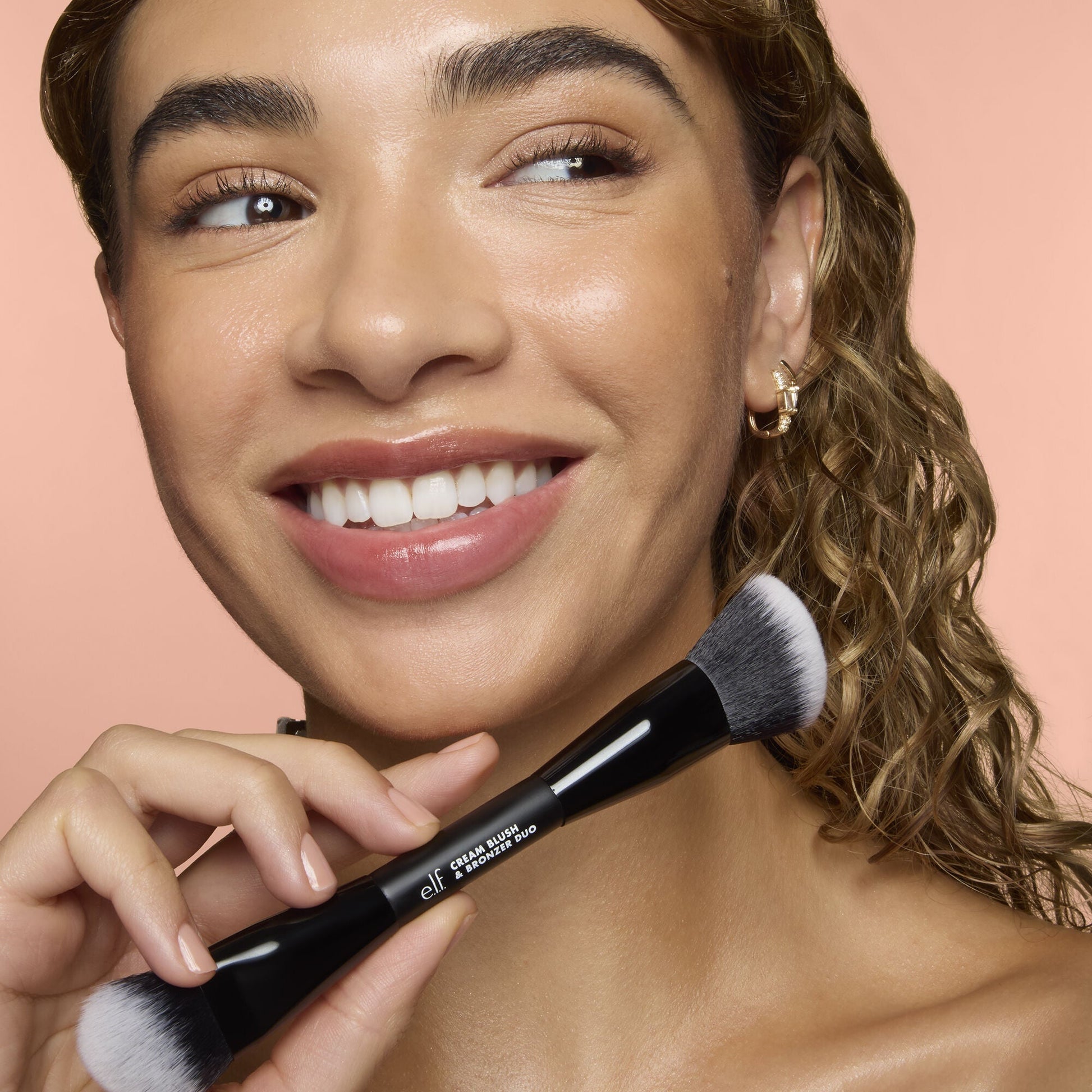cream-blush-and-bronzer-duo-brush-e0 83857_CREAM_BLUSH_BRONZER_DUO_BRUSH_Q4_Alyssa_0103_V3_7510f340-cab5-4e94-b40f-1ad3f84fd183.jpg