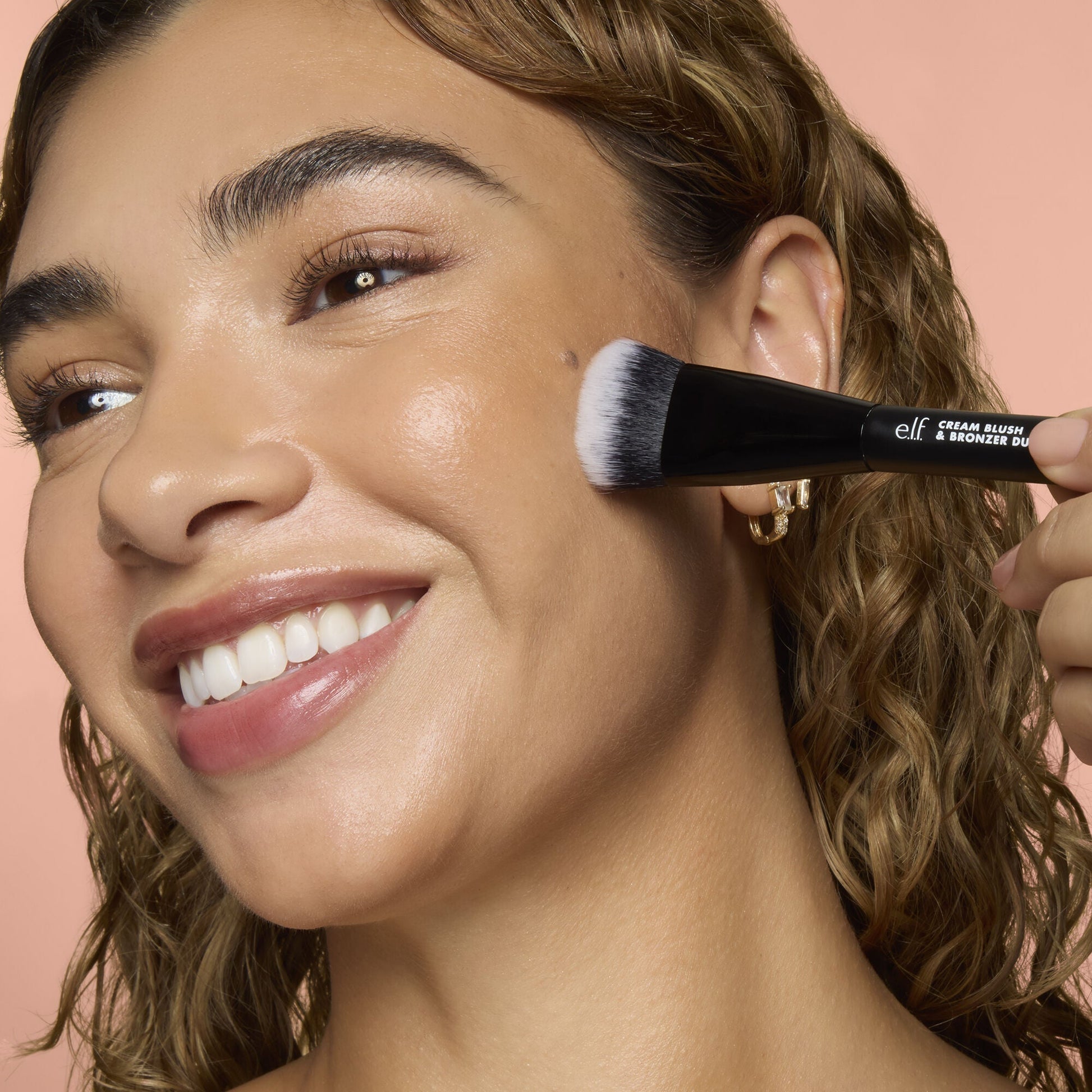 cream-blush-and-bronzer-duo-brush-e0 83857_CREAM_BLUSH_BRONZER_DUO_BRUSH_Q4_Alyssa_0173_V4_388aa08a-f9a4-4160-ae36-d9cdde1f6141.jpg