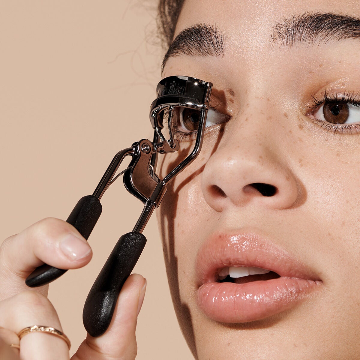 pro-eyelash-curler-p1 84067_ProEyelashCurler_Model.jpg