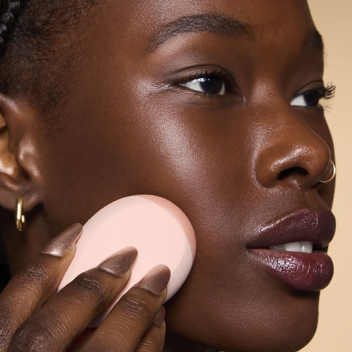 halo-glow-angled-silicone-face-sponge-d7 84235_HALO_GLOW_ANGLED_SILICONE_FACE_SPONGE_BILLIE_0078_V3.jpg