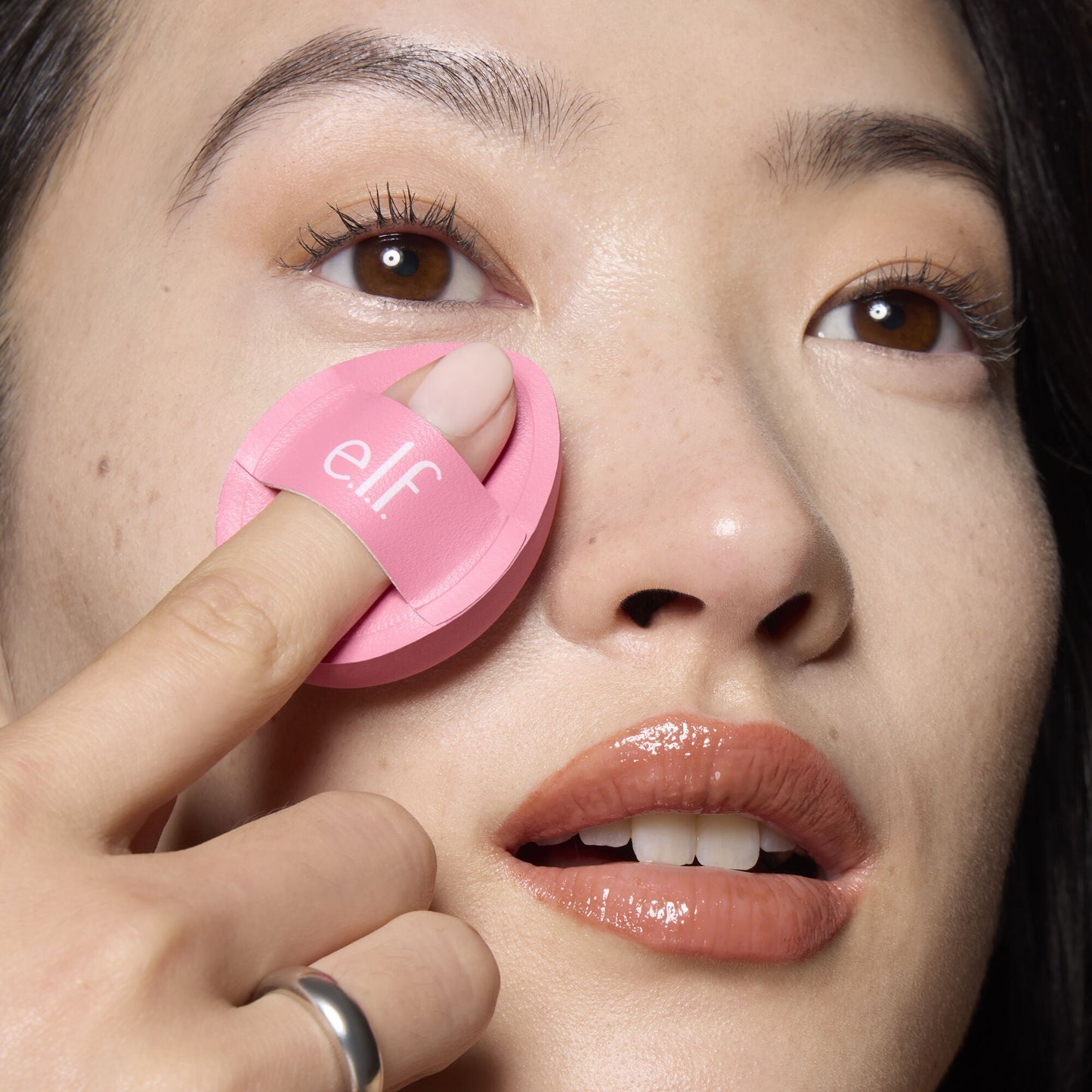 pillow-puff-concealer-sponge-e8 85120_MOM_PILLOW_PUFF_CONCEALER_SPONGE_TOOL_SHOT_SAKURA_V1_0095_V3.jpg
